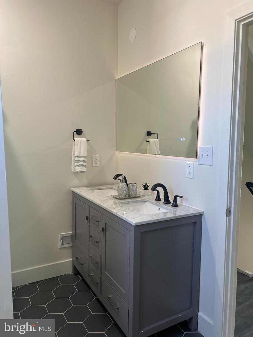 2407 W Seybert St Property Photo 43