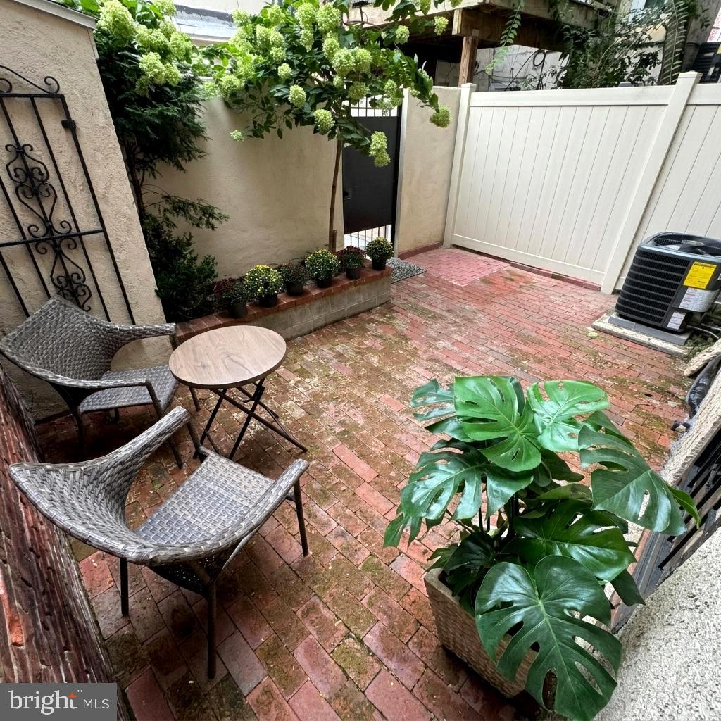 1629 Waverly St Property Photo 31