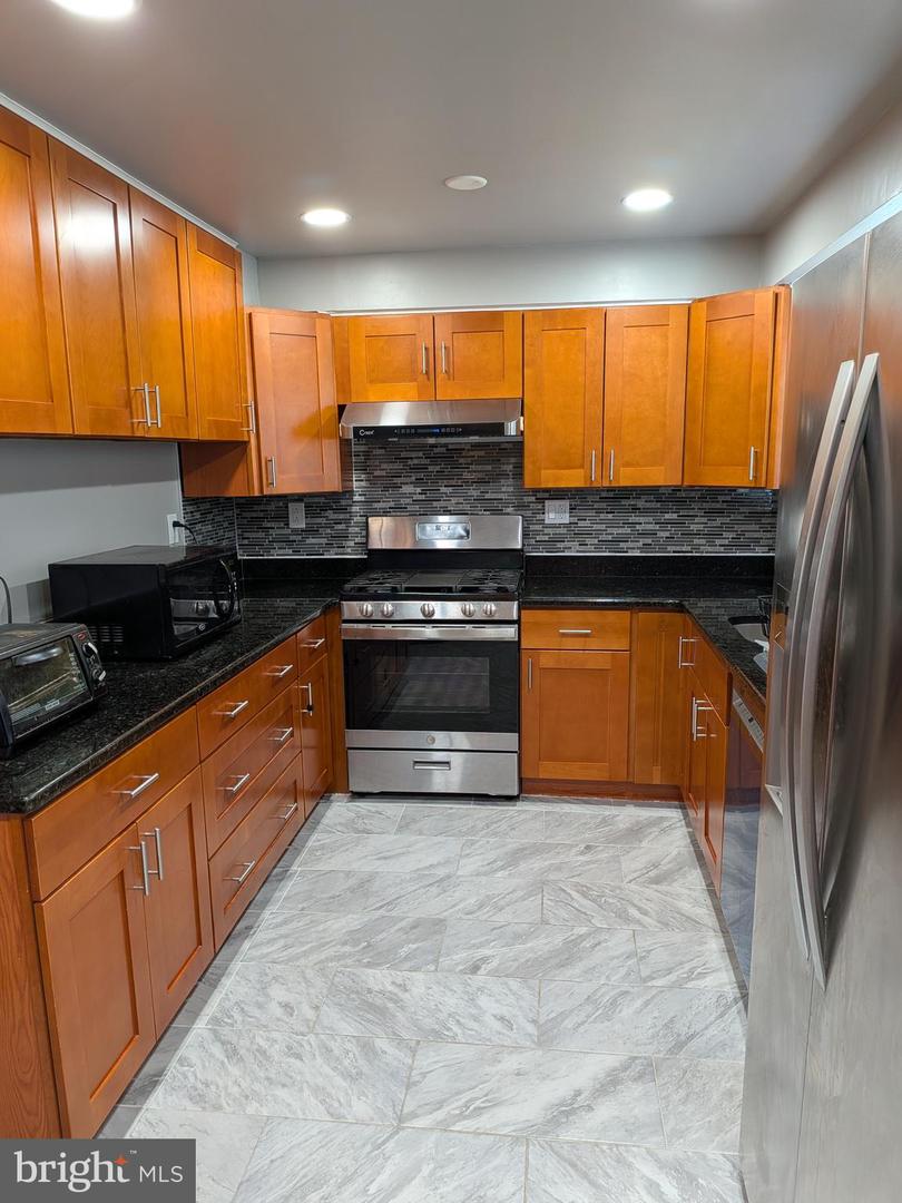 8802 Dewees St Property Photo 6