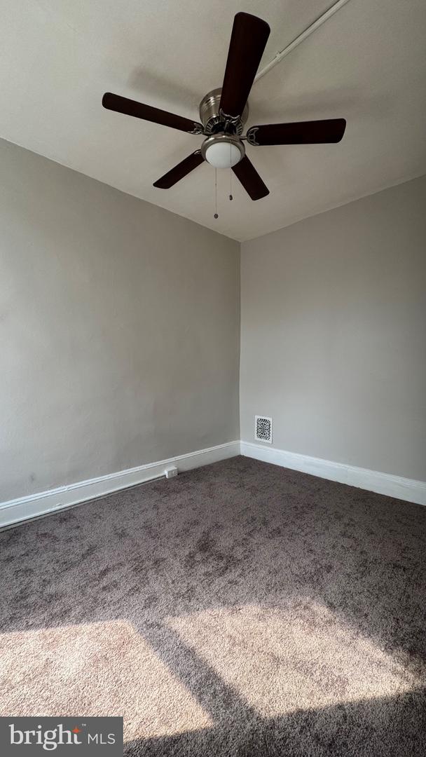 527 N Hobart Property Photo 4