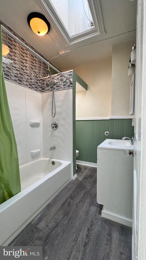 527 N Hobart Property Photo 5