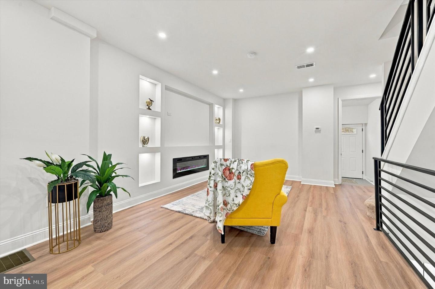 5329 Malcolm St Property Photo 6