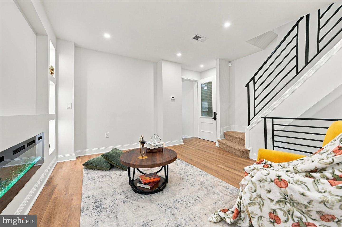 5329 Malcolm St Property Photo 8