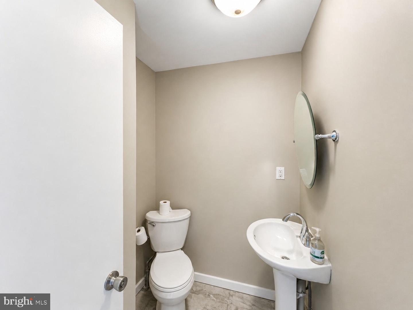 6054 Upland St Property Photo 4