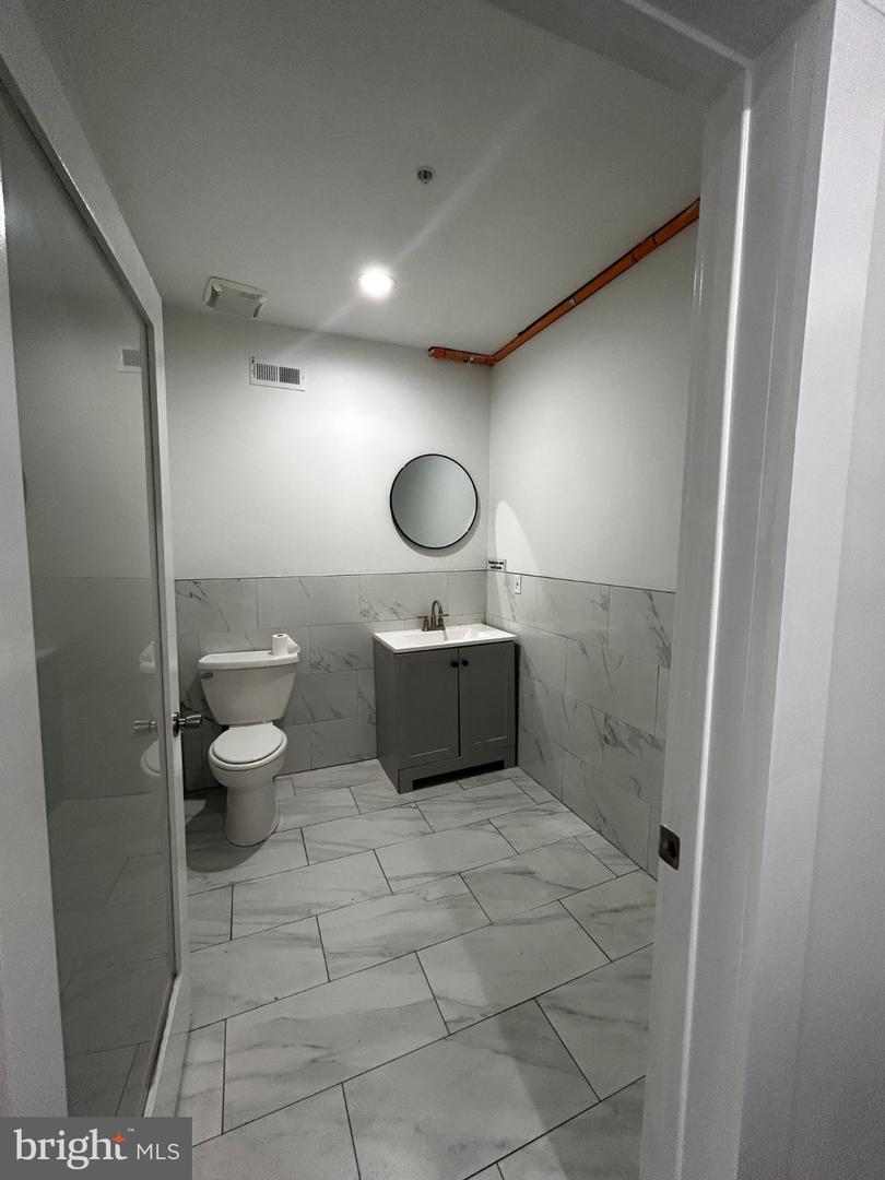 633 Lindley Ave Property Photo 3