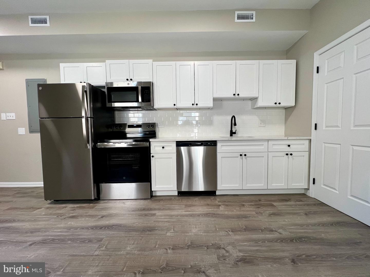 1844-00 W MASTER ST #UNIT 3 Property Photo 1