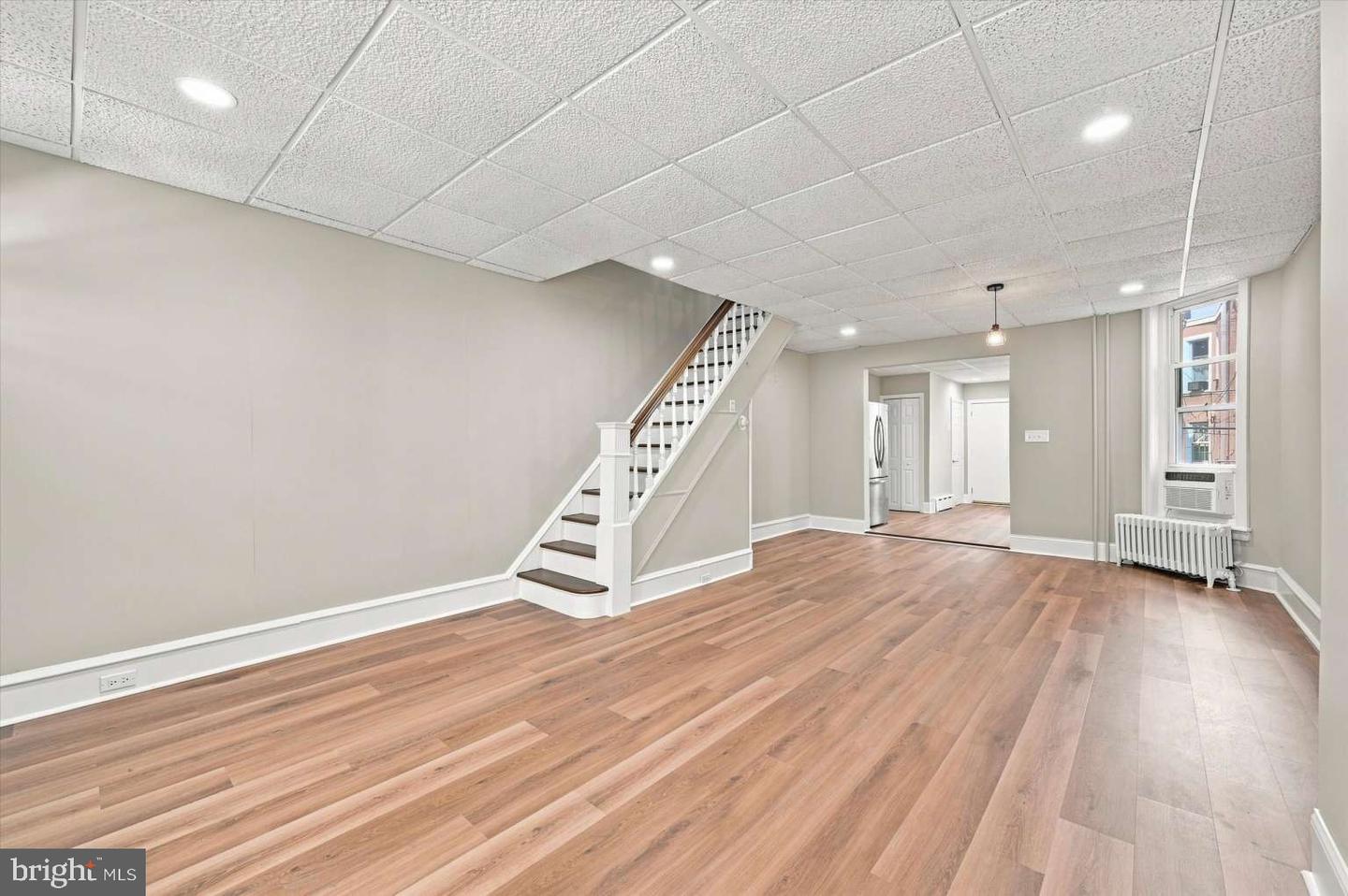 5643 Addison St Property Photo 5