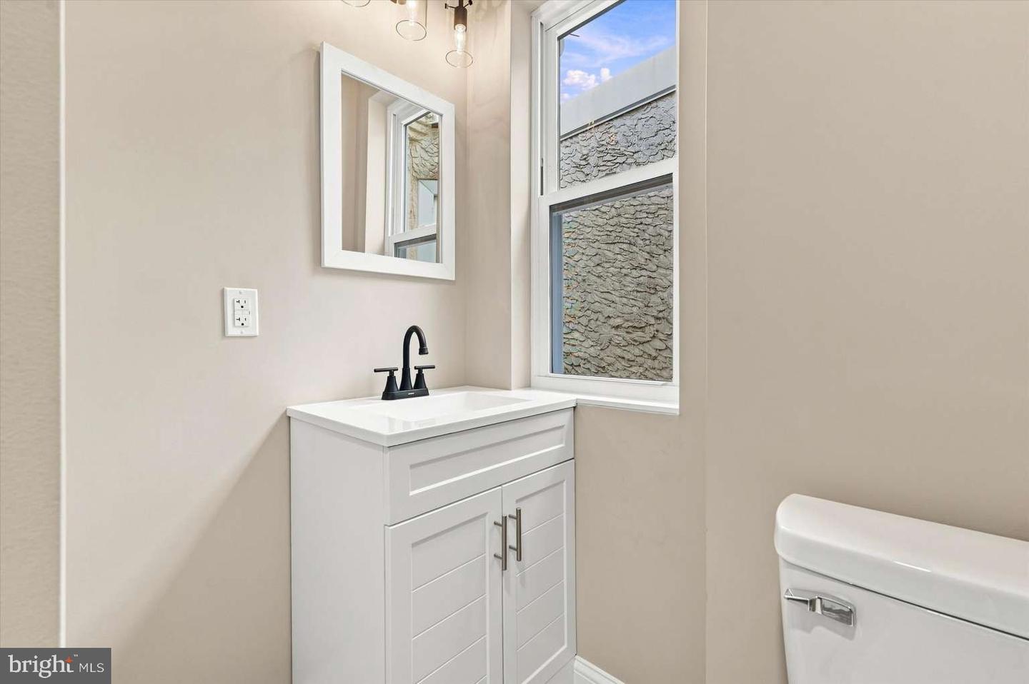 5643 Addison St Property Photo 10