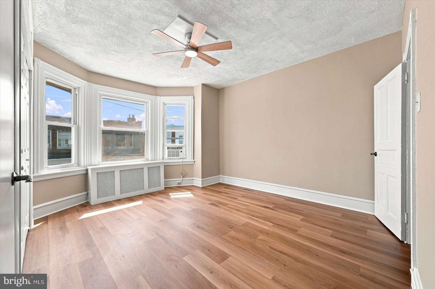 5643 Addison St Property Photo 14