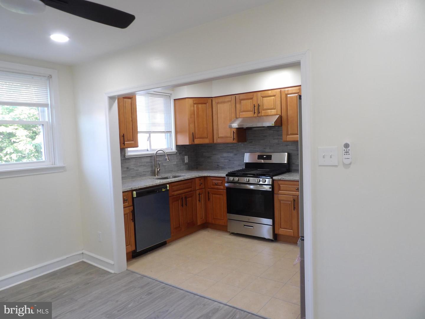 439 E Howell St Property Photo 2