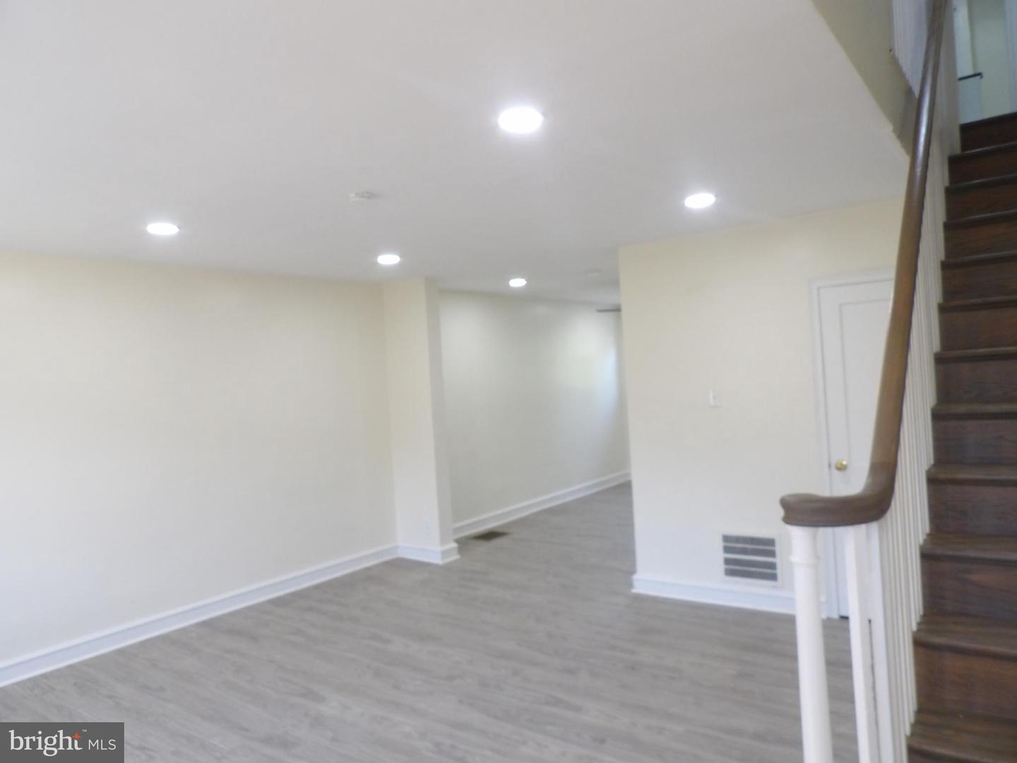 439 E Howell St Property Photo 5