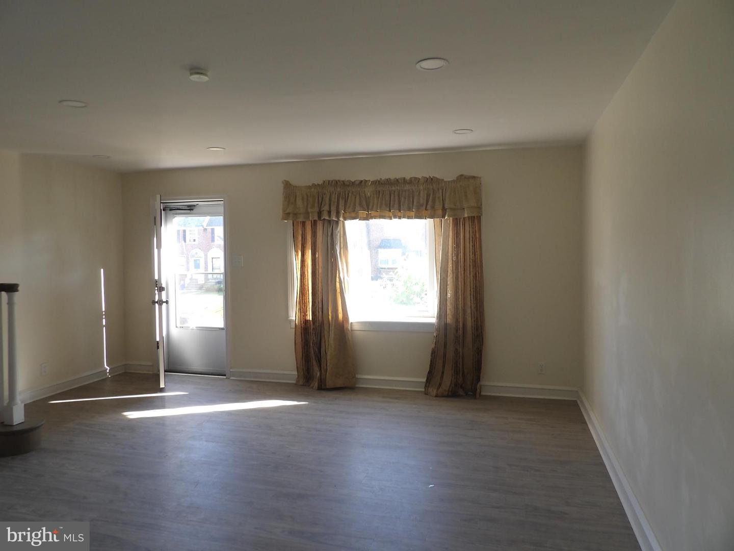 439 E Howell St Property Photo 6
