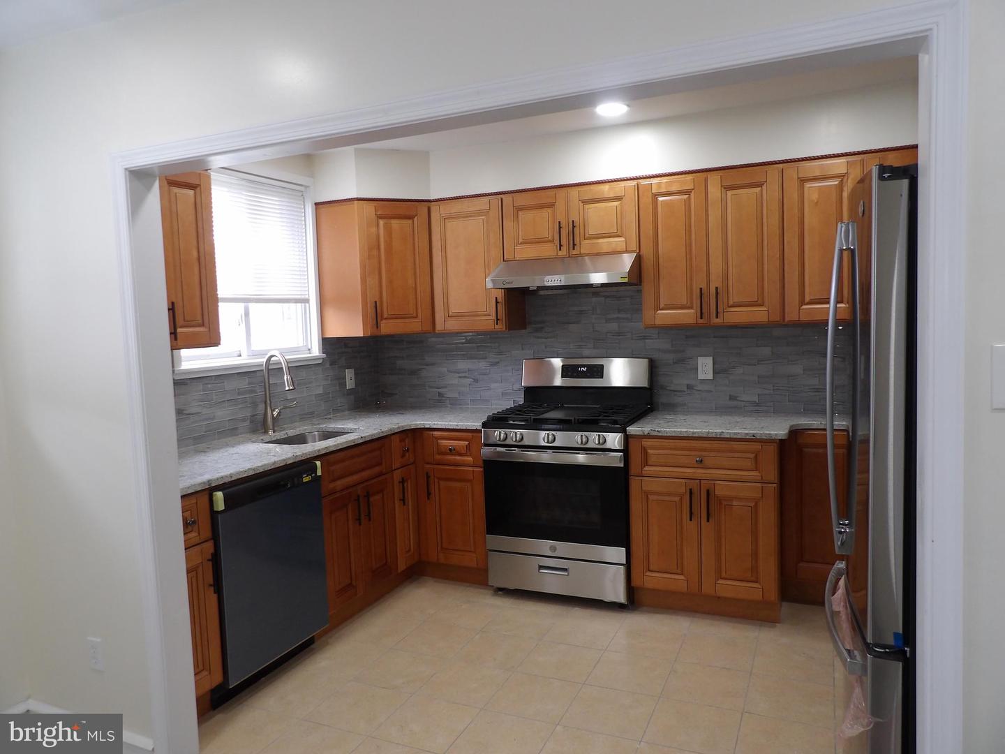 439 E Howell St Property Photo 22