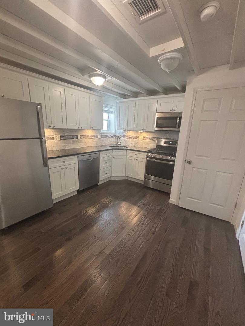 530-532 BAINBRIDGE ST #3R Property Photo 1