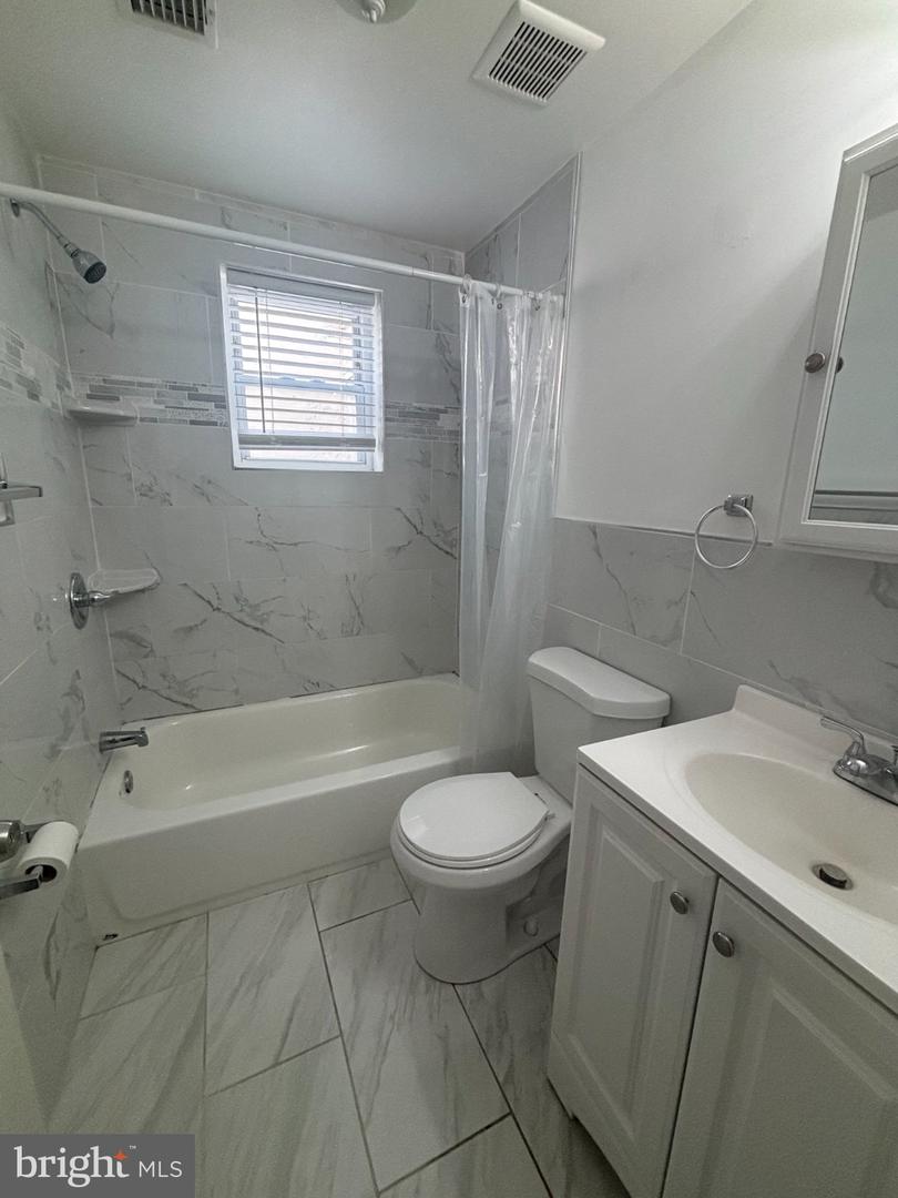 530-532 Bainbridge St #3r Property Photo 2