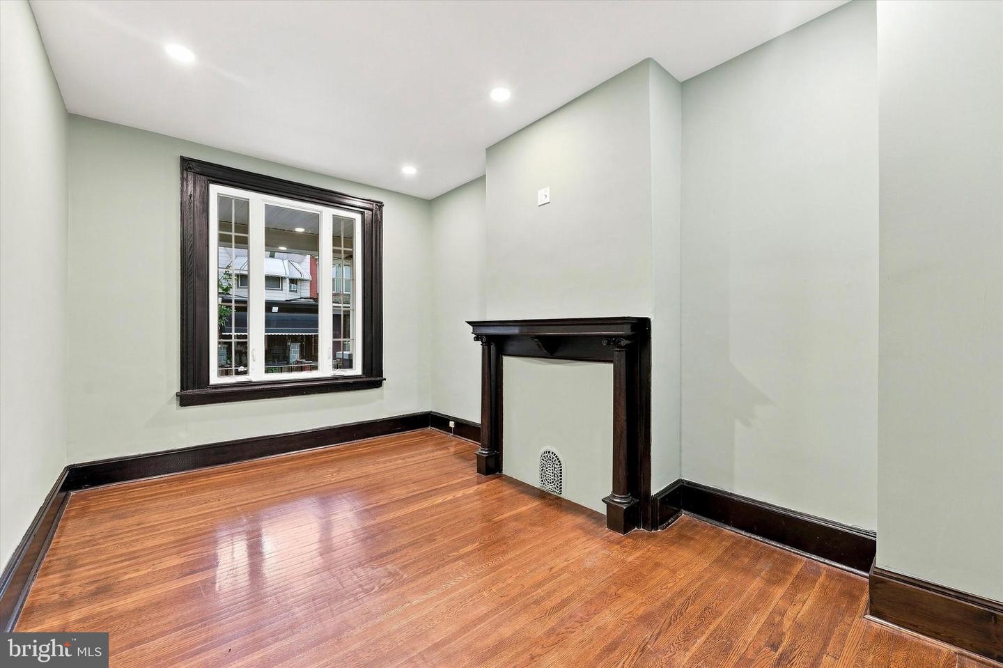 5015 Ludlow St Property Photo 3