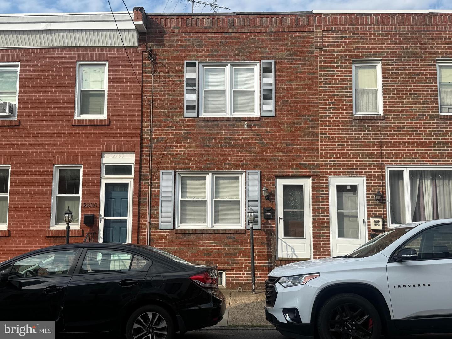 2328 E HAGERT ST Property Photo 1