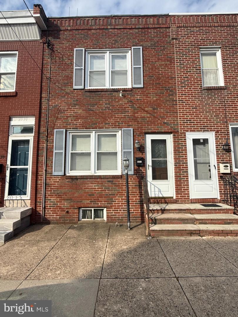 2328 E Hagert St Property Photo 2
