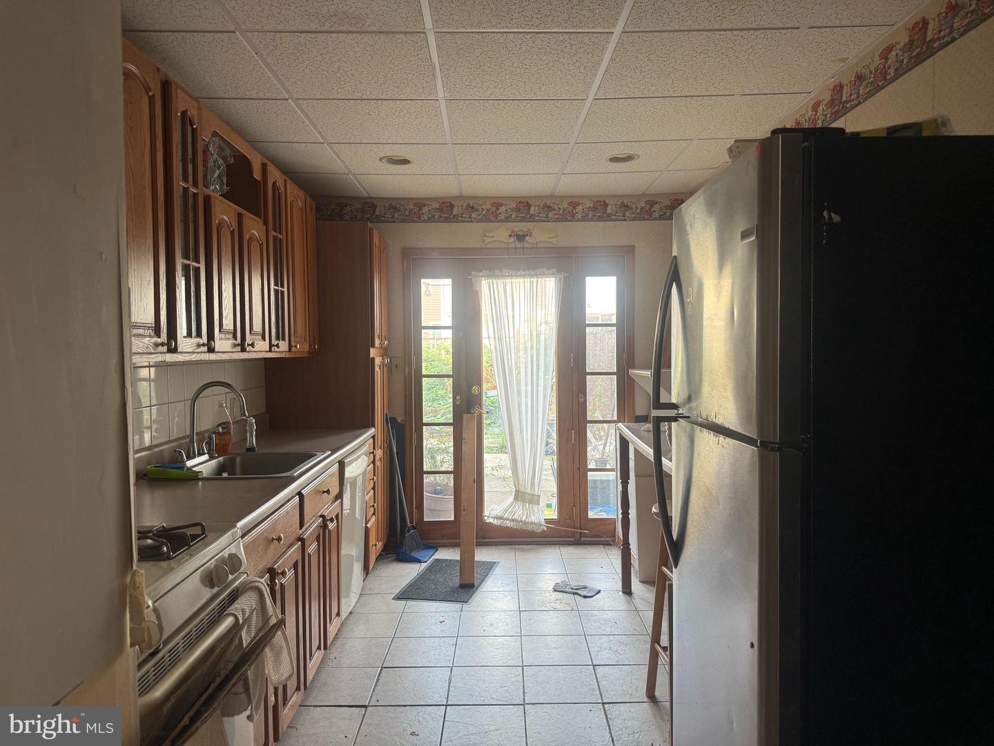 2328 E Hagert St Property Photo 5
