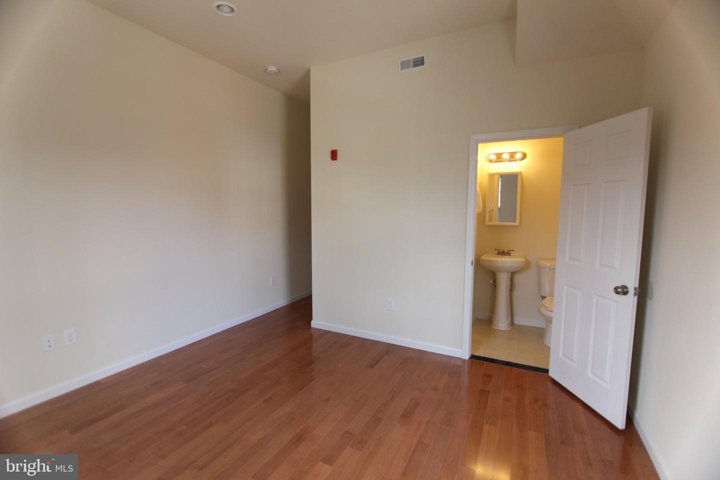 1627 W Diamond St Property Photo 6