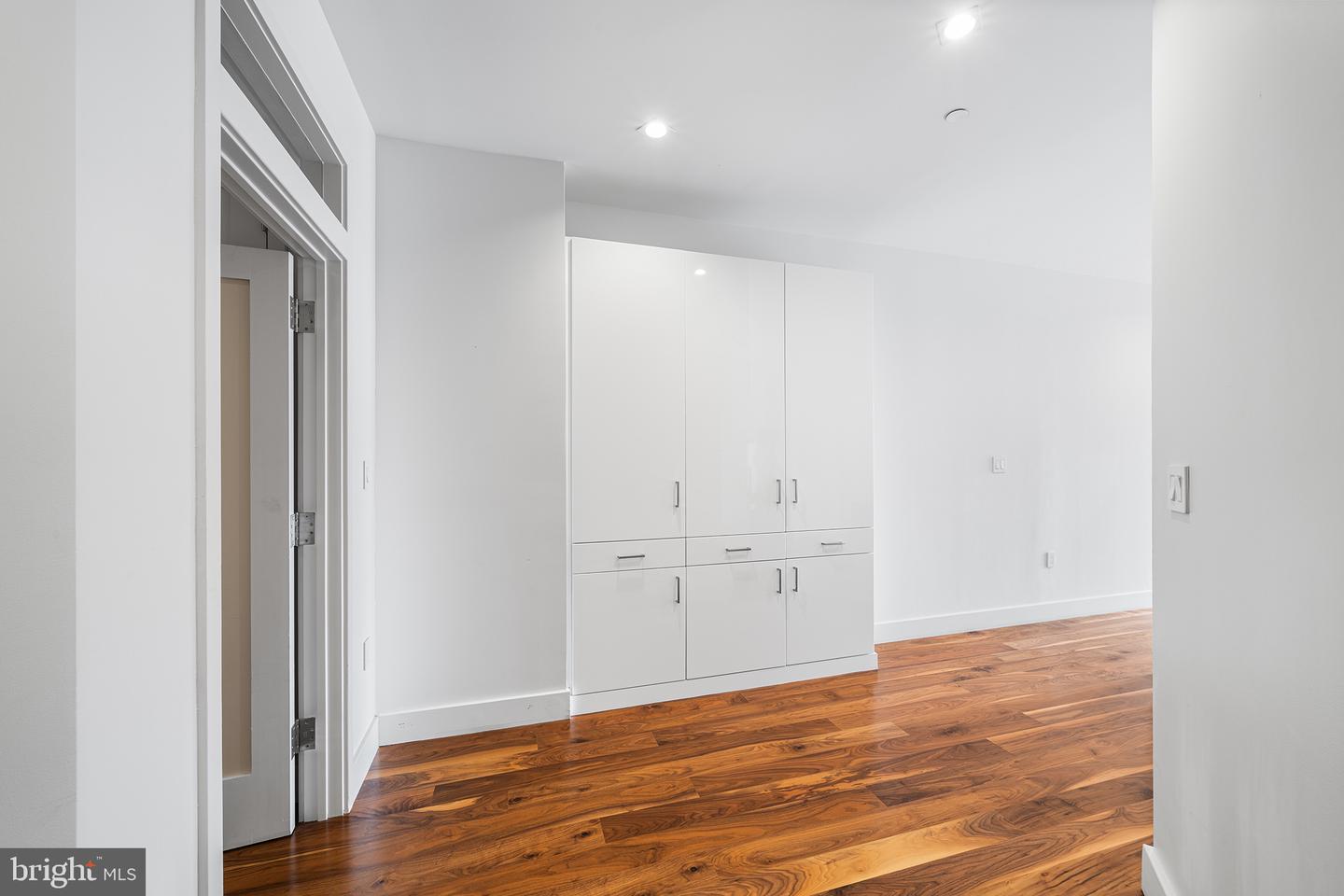 621-23 S 24th St #208 Property Photo 6