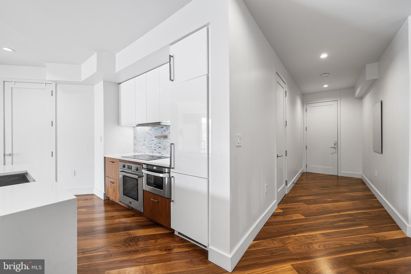 621-23 S 24th St #208 Property Photo 7
