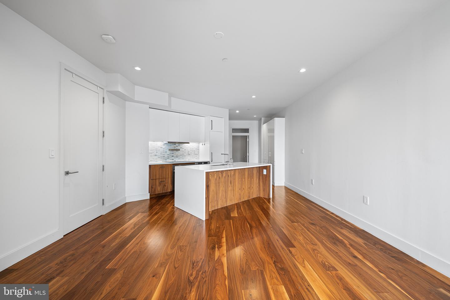 621-23 S 24th St #208 Property Photo 9