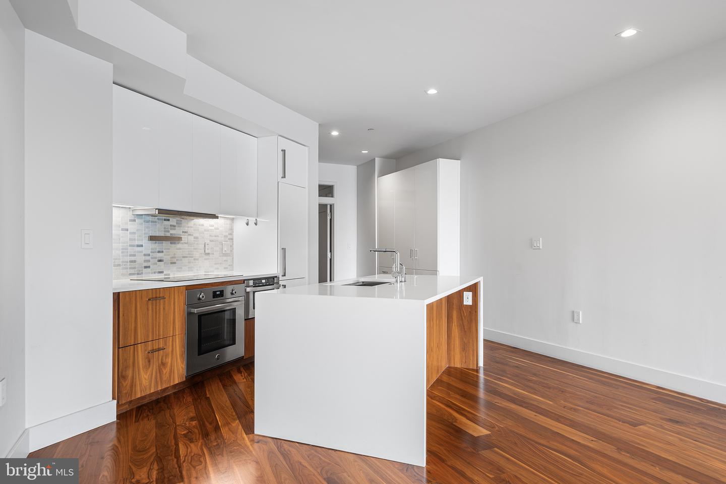 621-23 S 24th St #208 Property Photo 12