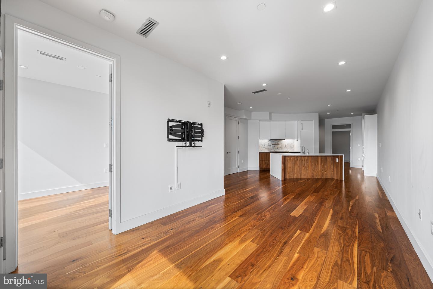 621-23 S 24th St #208 Property Photo 13