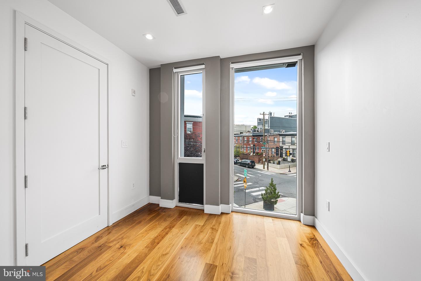 621-23 S 24th St #208 Property Photo 16