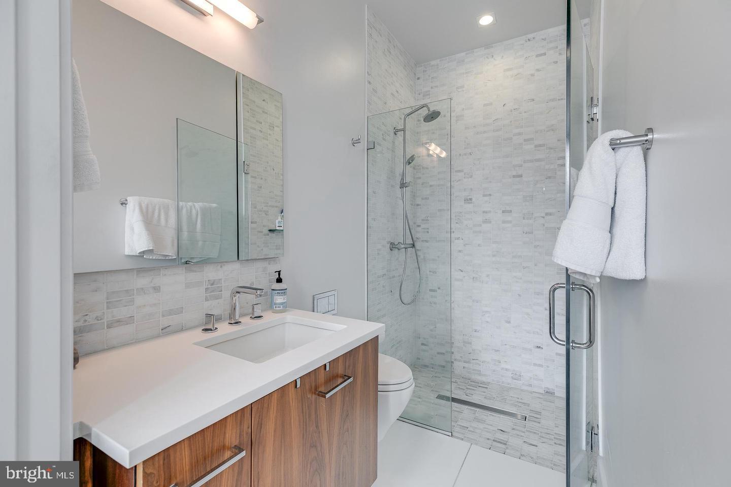 621-23 S 24th St #208 Property Photo 18