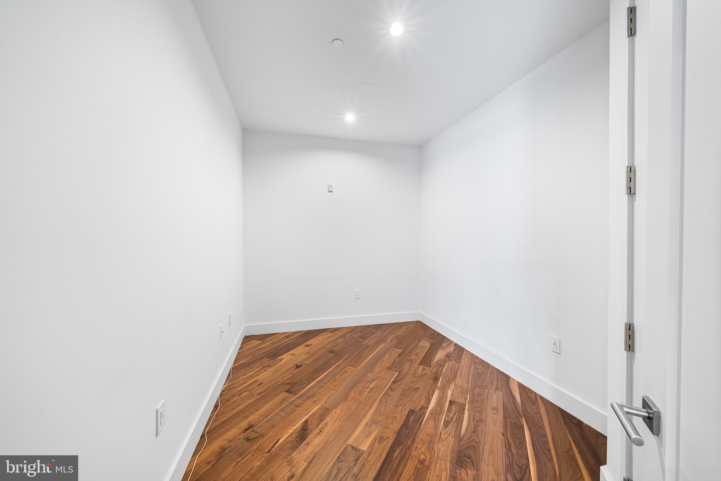 621-23 S 24th St #208 Property Photo 20