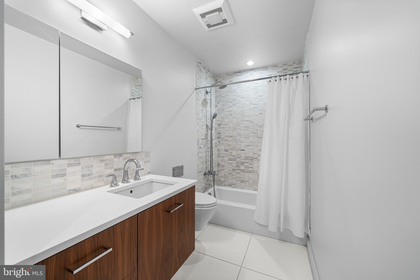 621-23 S 24th St #208 Property Photo 22