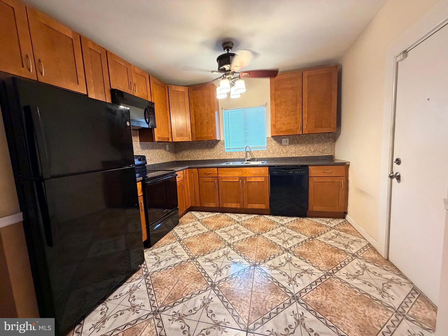7353 Ogontz Ave Property Photo 8