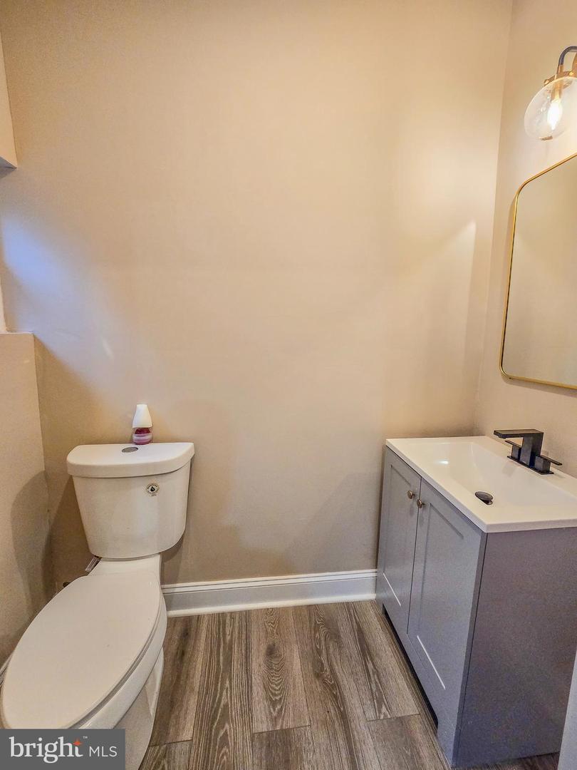 1666 Conklin St Property Photo 11