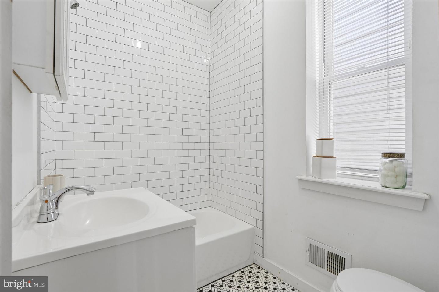 2208 E Dickinson St Property Photo 19
