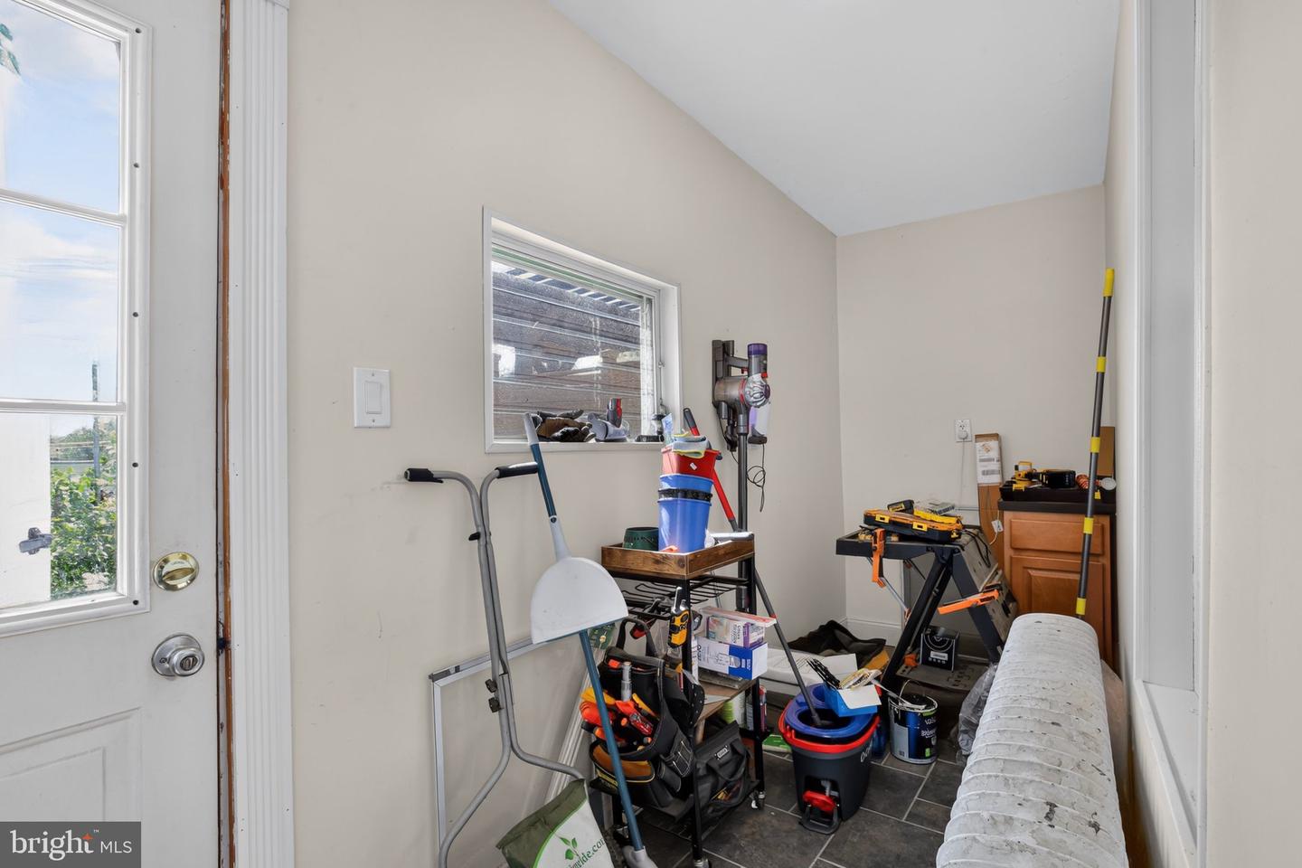 592 Martin St Property Photo 14