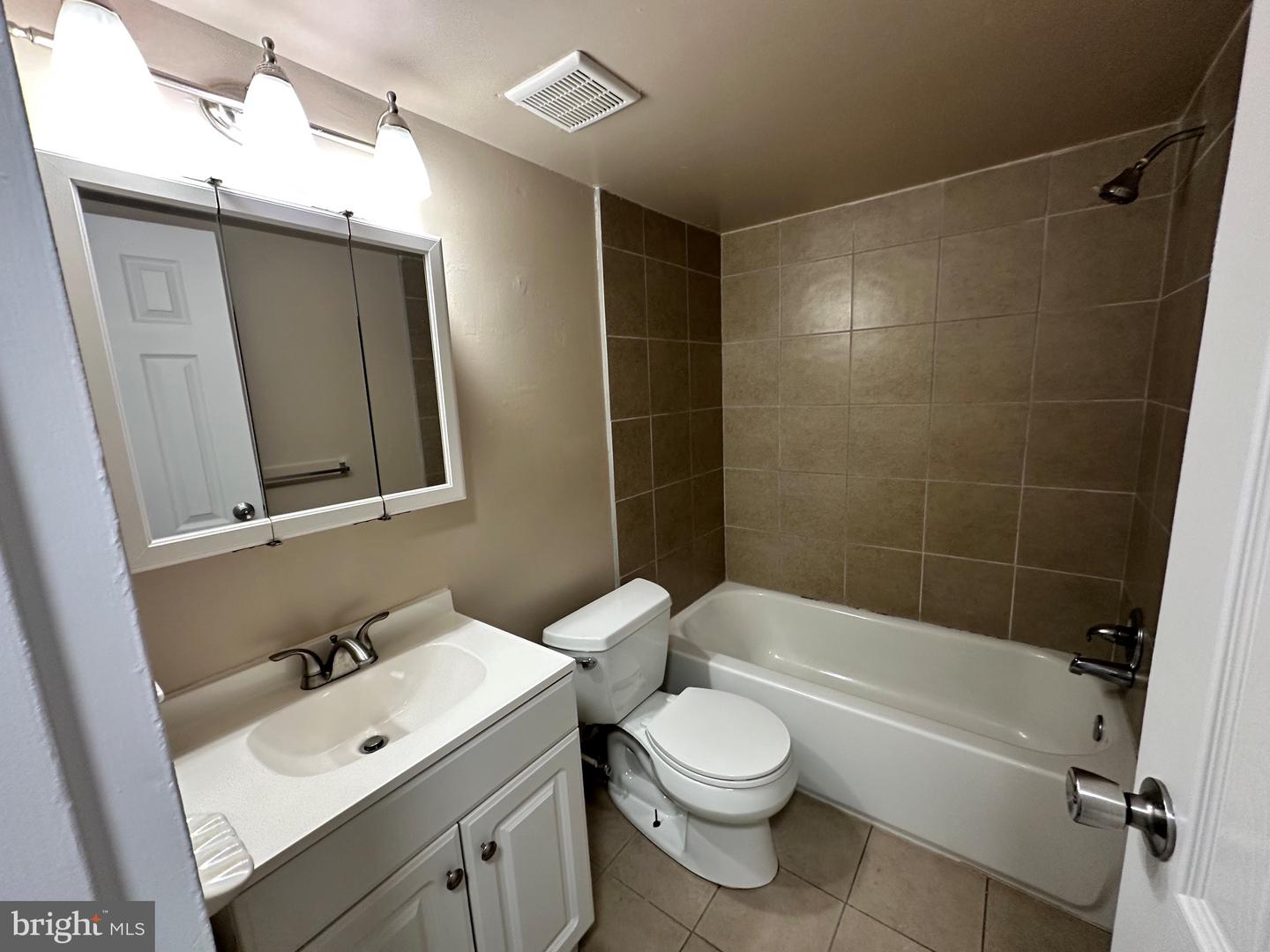 2727-00 Rhawn St #42b Property Photo 6
