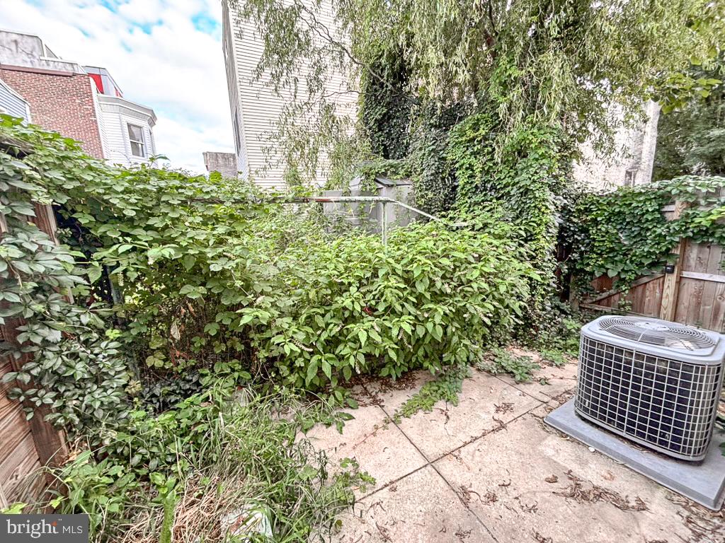2529 Collins St Property Photo 6