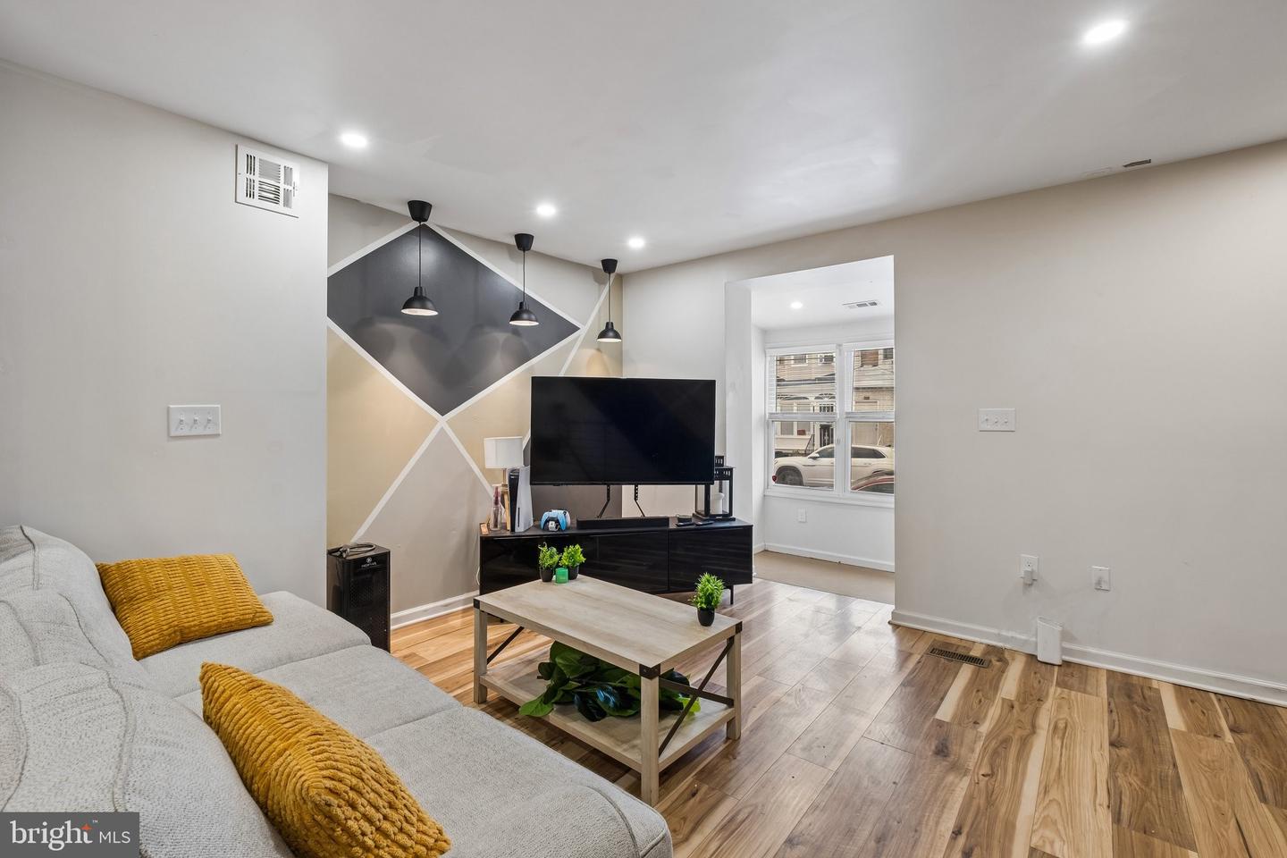 5514 Race St Property Photo 3