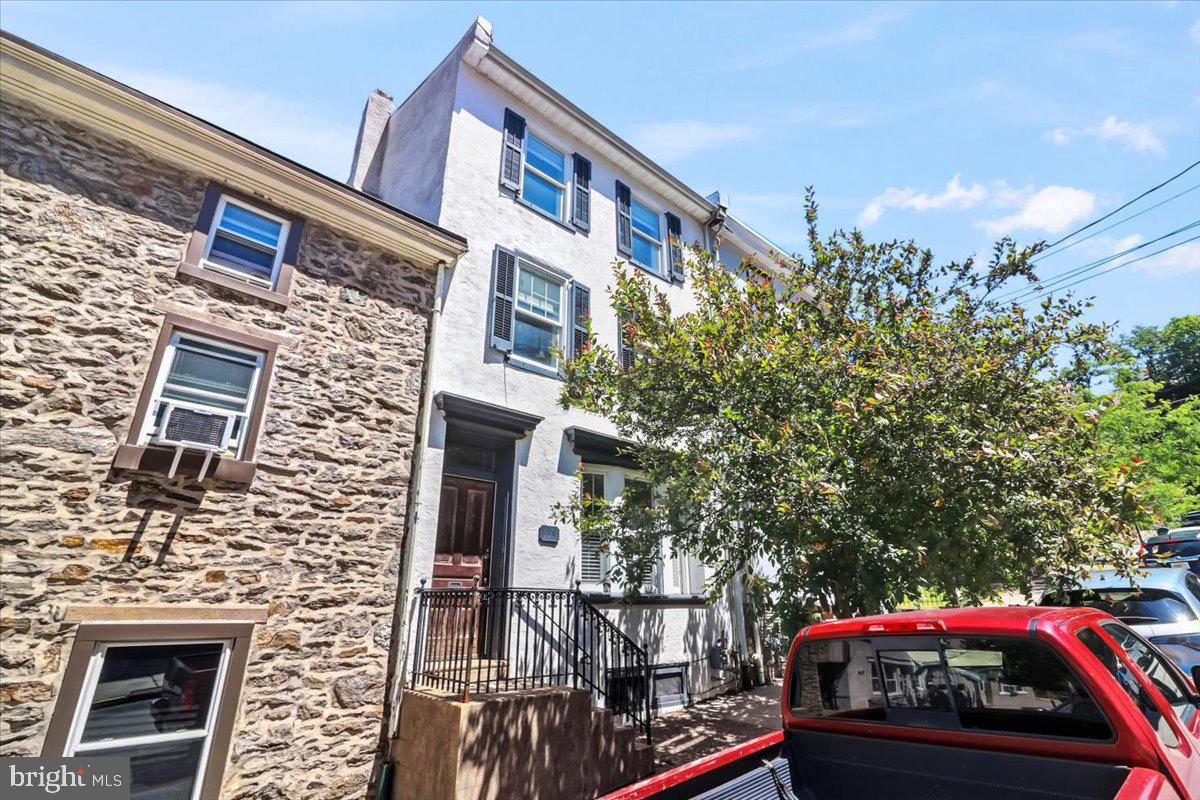 138 RECTOR ST #A Property Photo 1