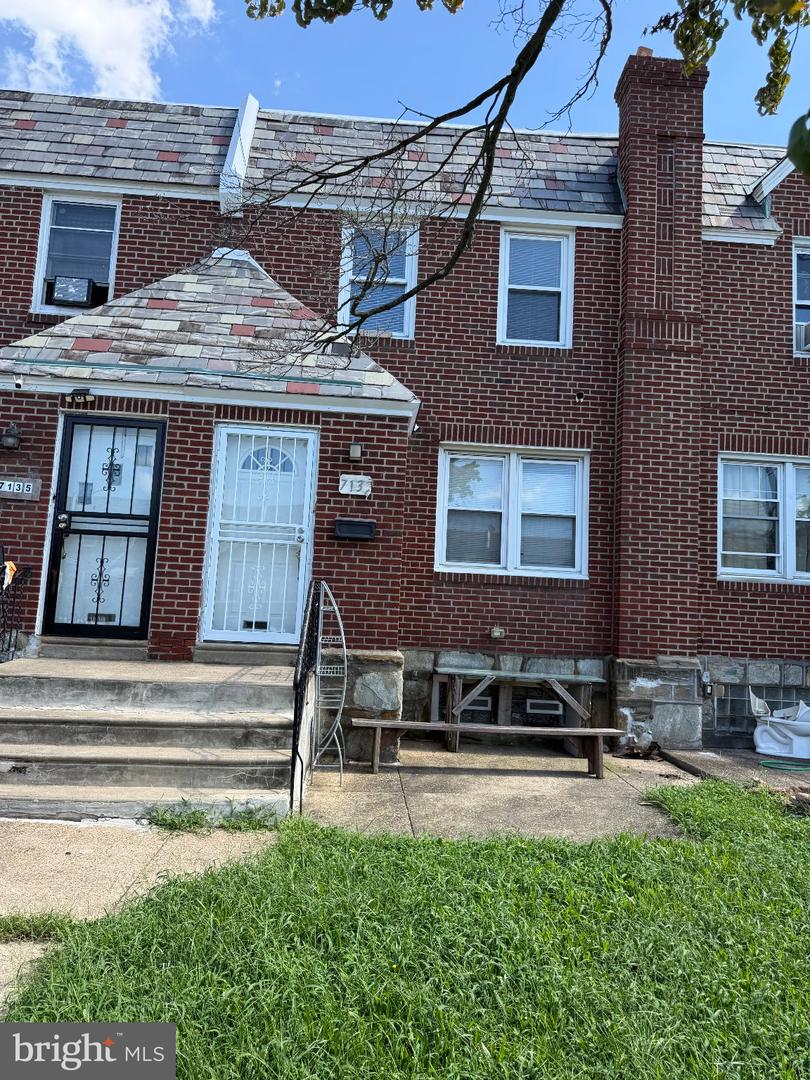 7133 Large Property Photo 1