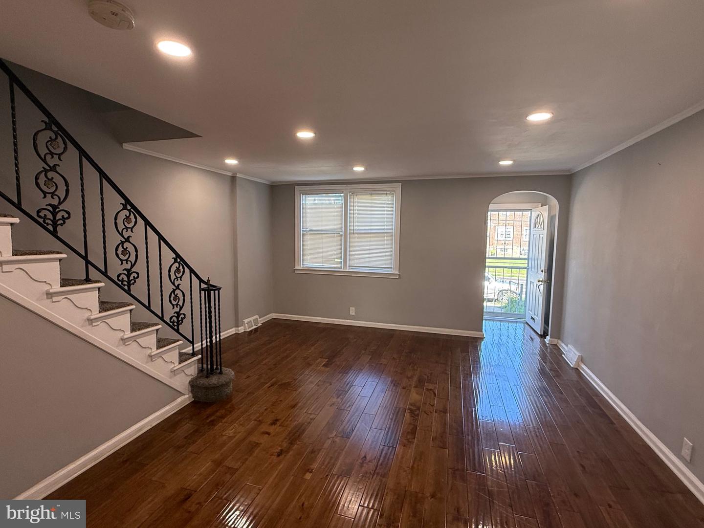 7133 Large Property Photo 2