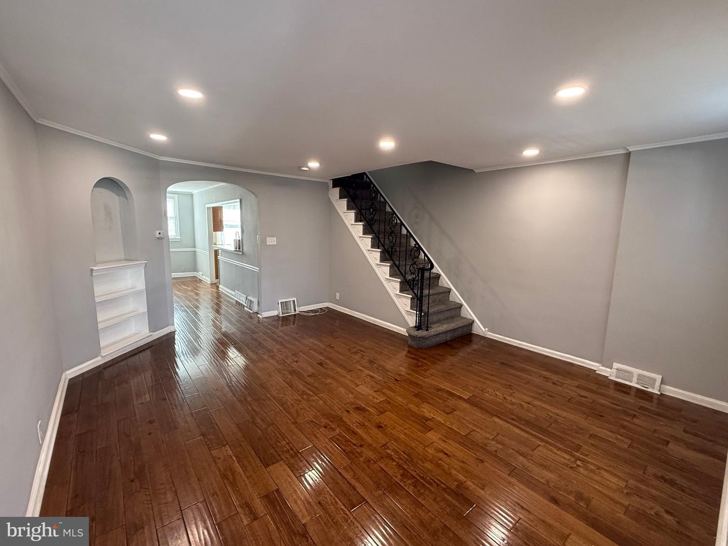 7133 Large Property Photo 3