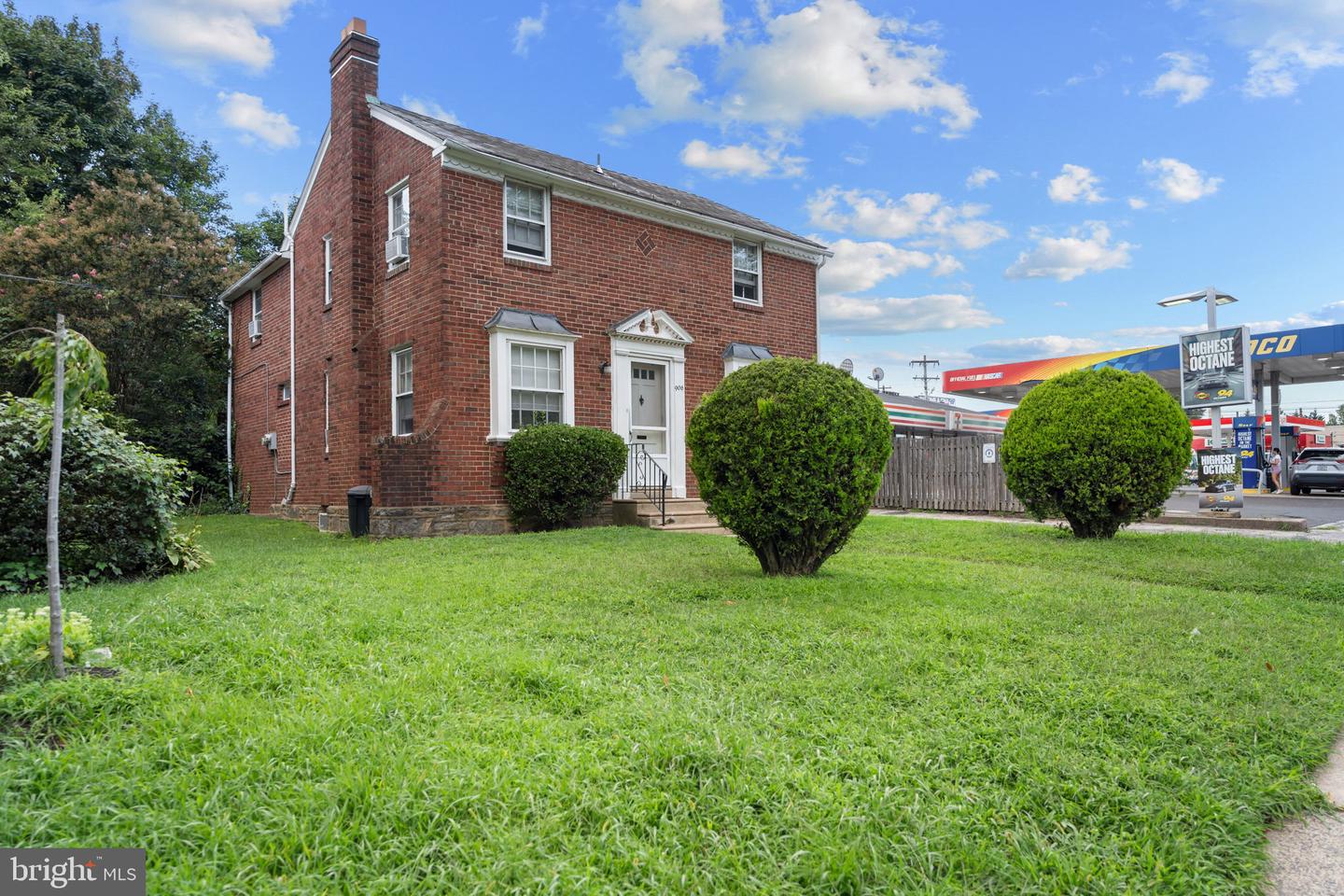 906 Rhawn St Property Photo 3