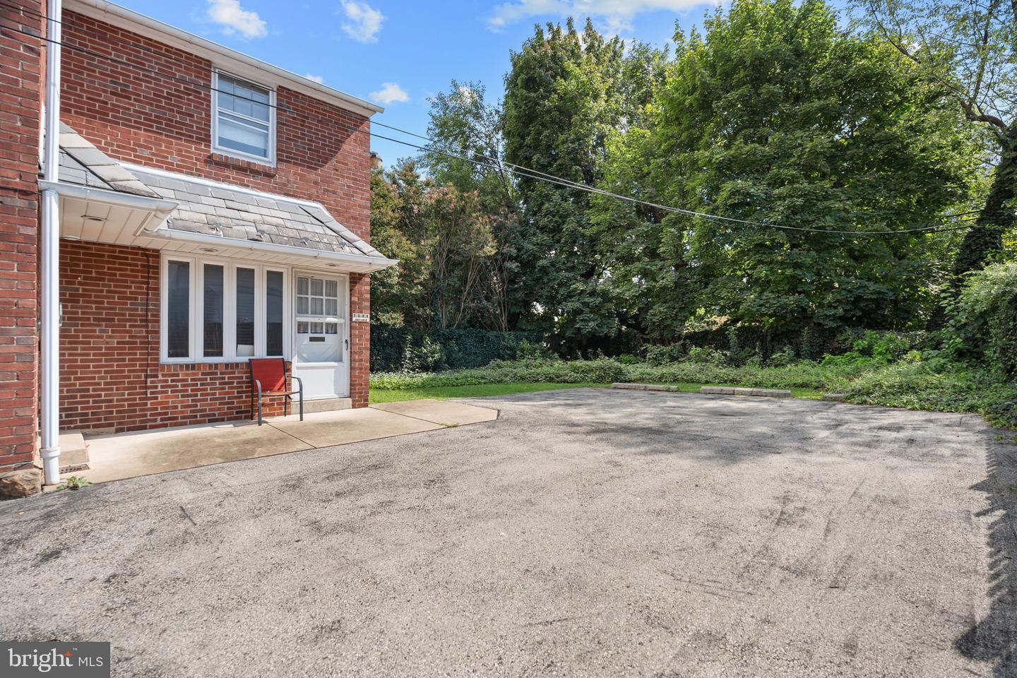 906 Rhawn St Property Photo 6