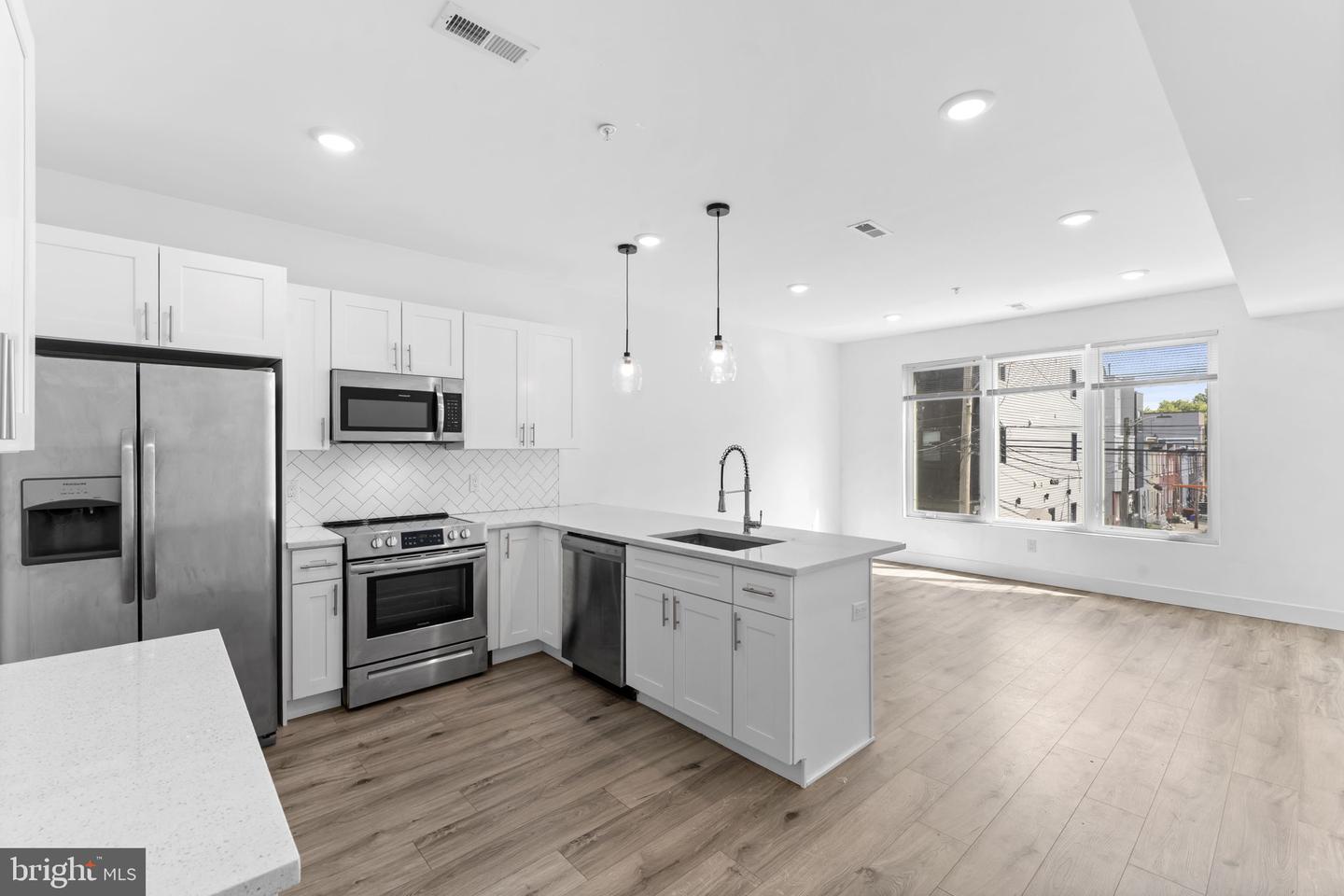 2429 W THOMPSON ST #B Property Photo 1