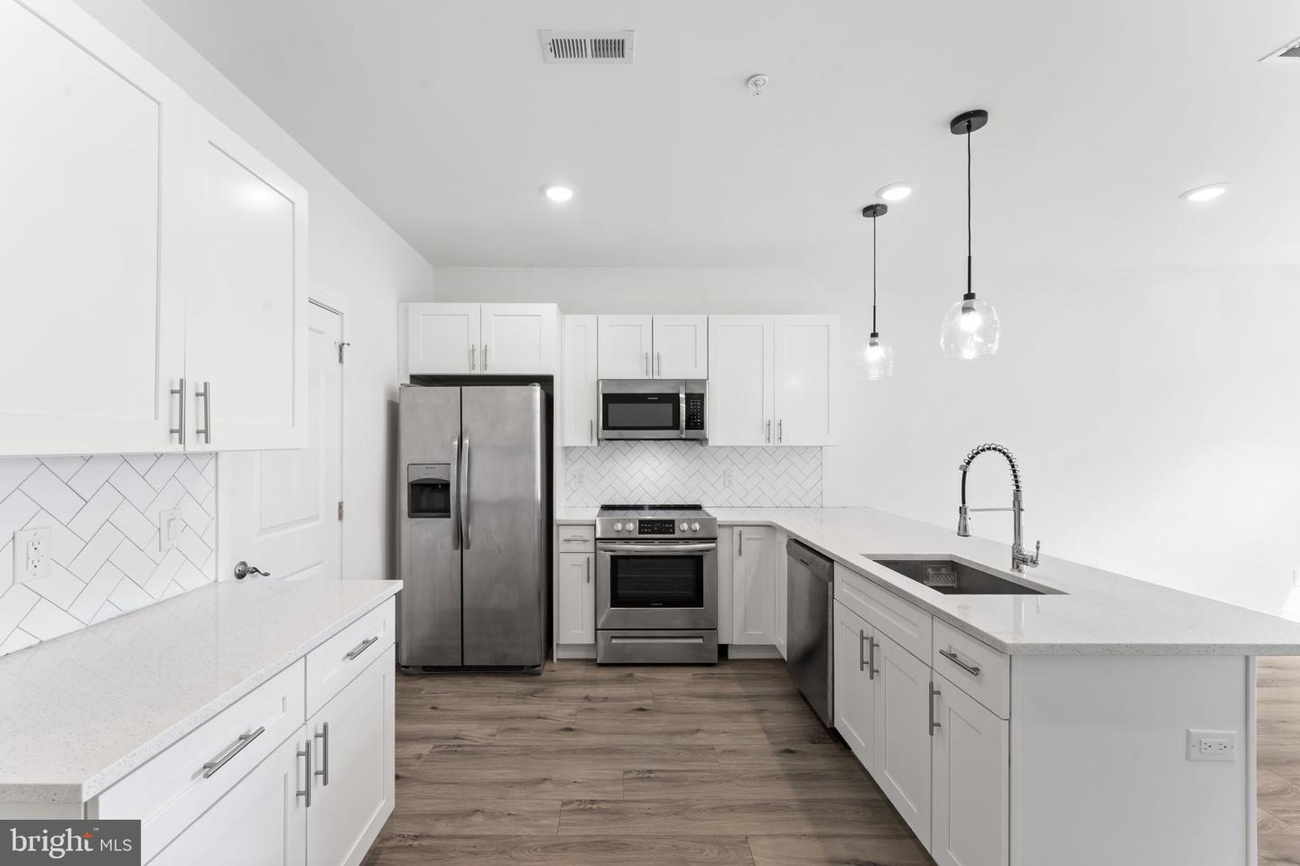 2429 W Thompson St #b Property Photo 2