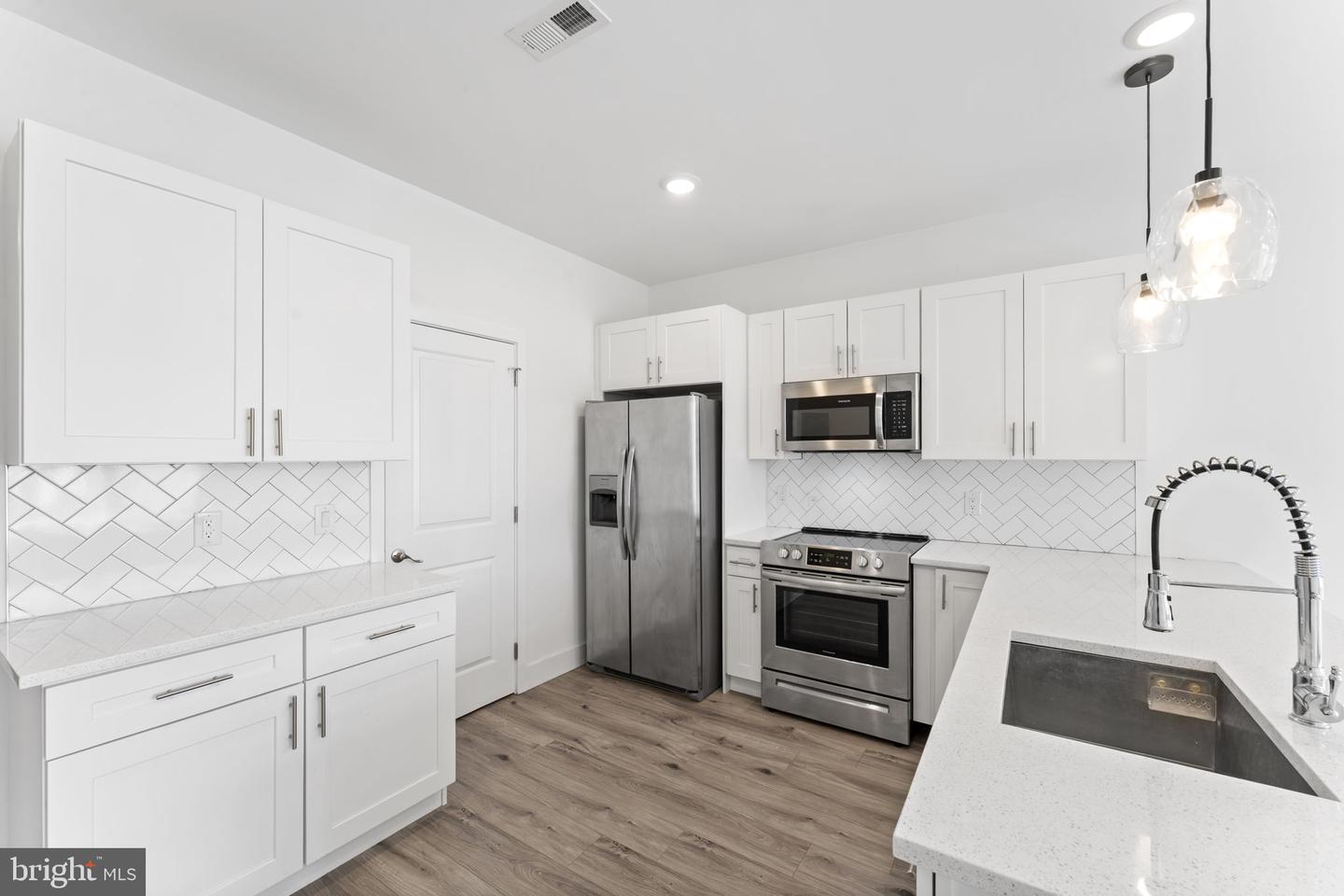2429 W Thompson St #b Property Photo 3