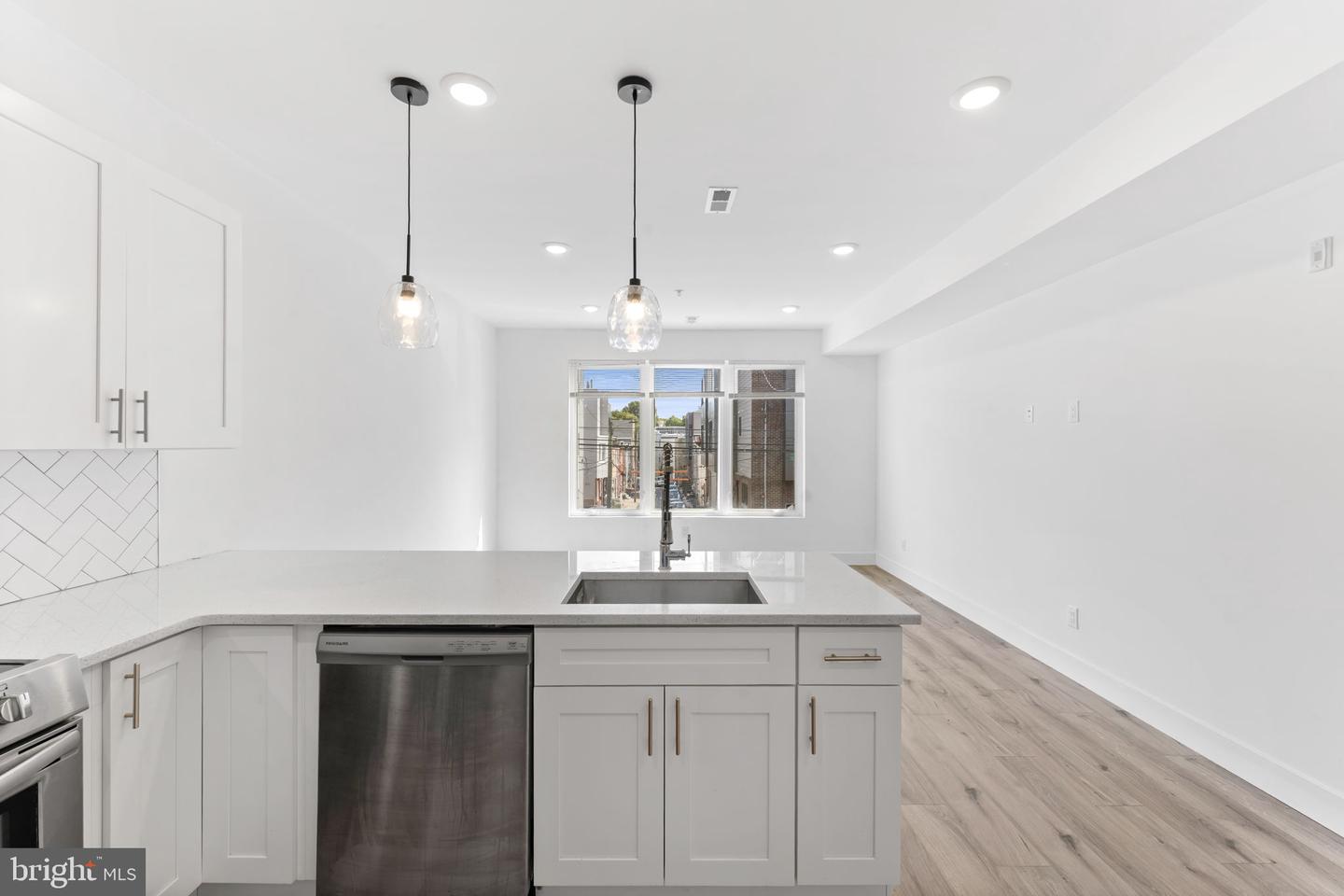 2429 W Thompson St #b Property Photo 4